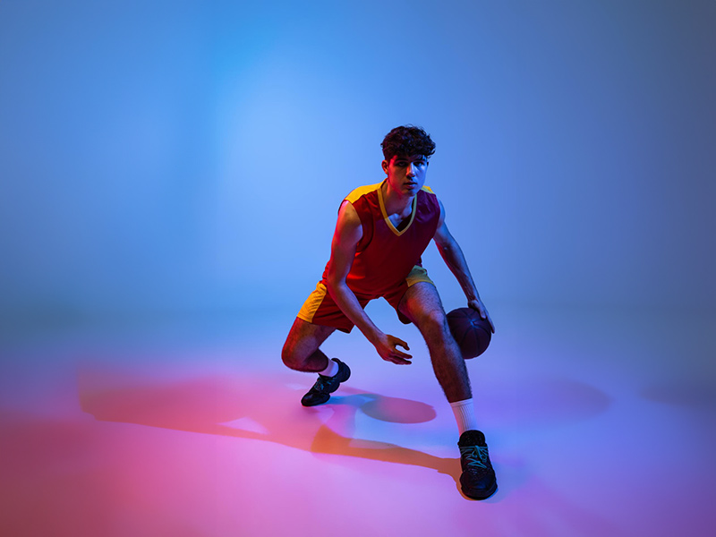 湖人28分大胜勇士结束3连败！詹姆斯22+7+9东契奇生日夜26分